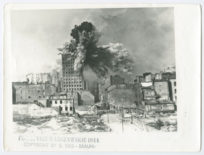 Odbitka fotograficzna przedstawiająca wybuch pocisku na budynku Prudentialu podczas powstania warszawskiego, AN 49751