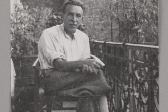 Mężczyzna siedzący na balkonie