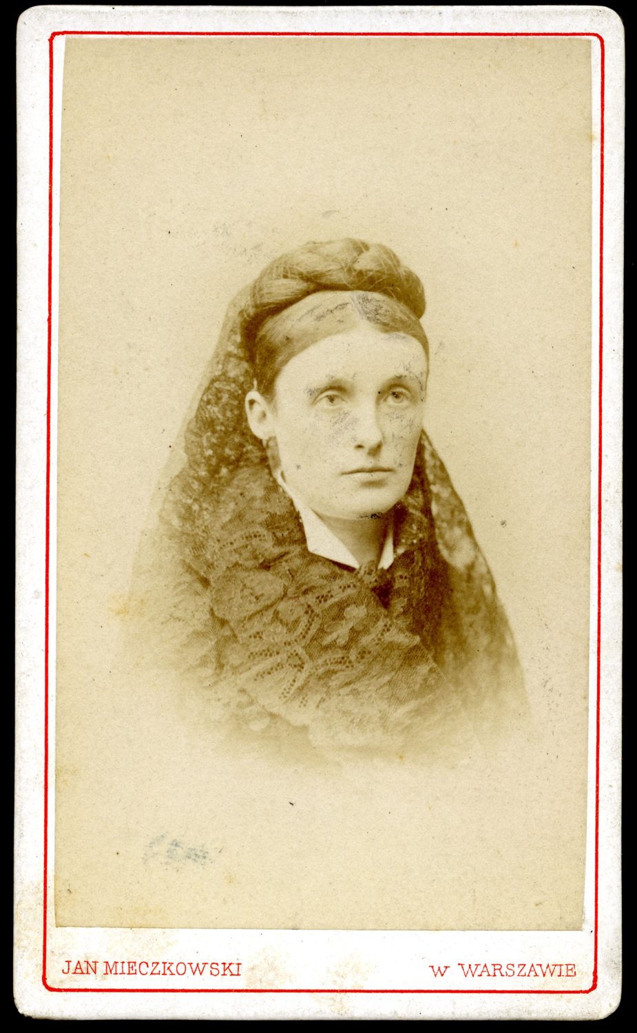 Dawna fotografia kobiety w średnim wieku, z upiętymi w kok włosami i szalem wokół szyji