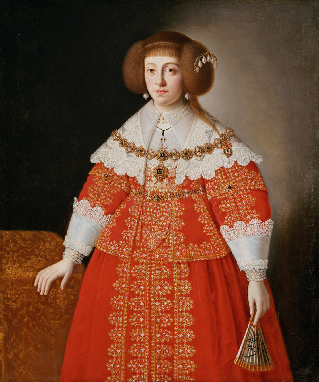 Obraz. Na szarym tle młoda kobieta w czerwonej sukni, bogato zdobionej koronkami i drogimi kamieniami.