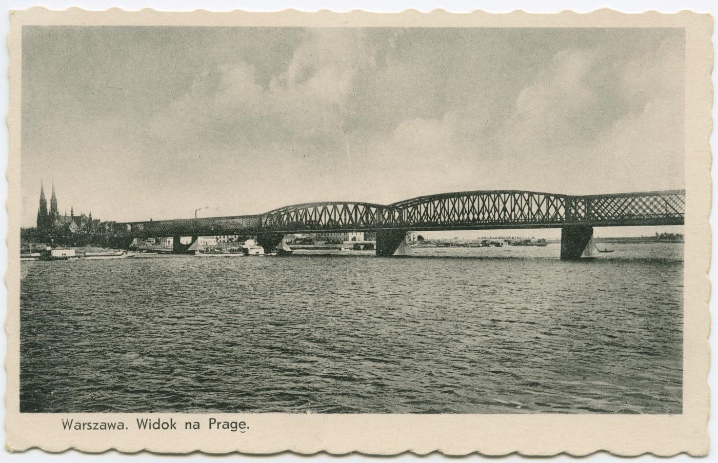 Czarno-białe zdjęcie. Most na rzece