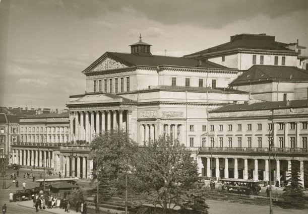 Czarno białe zdjęcie fasady Teatru Wielkiego.