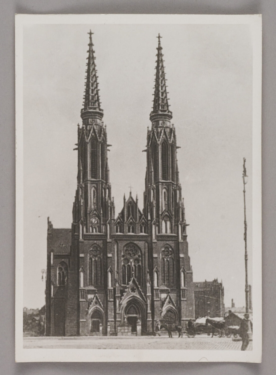 Zdjęcie katedry praskiej od frontu. Po bokach dwie strzeliste, wysokie wieże.