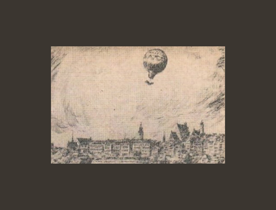 Czarno-biała rycina w ciemnej ramie. Balon unosi się nad kamienicami Starego Miasta.