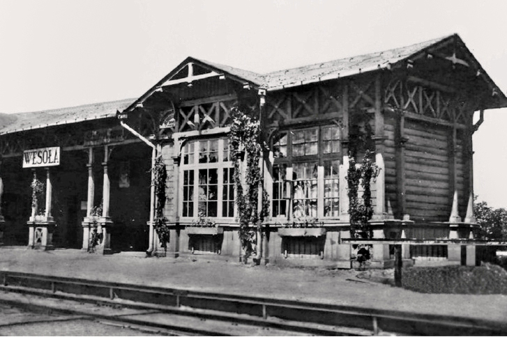 Zdjęcie. Dawny drewniany budynek dworca w Wesołej.