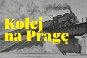 Żółty napis KOLEJ NA PRAGĘ na starym czarno-białym zdjęciu pociągu jadącego po wiadukcie.