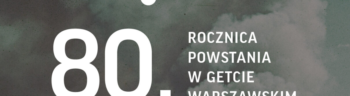 Napis: Obchody 80. rocznicy wybuchu powstania w getcie warszawskim w Muzeum Warszawy na tle chmur dymu.