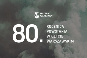 Napis: Obchody 80. rocznicy wybuchu powstania w getcie warszawskim w Muzeum Warszawy na tle chmur dymu.