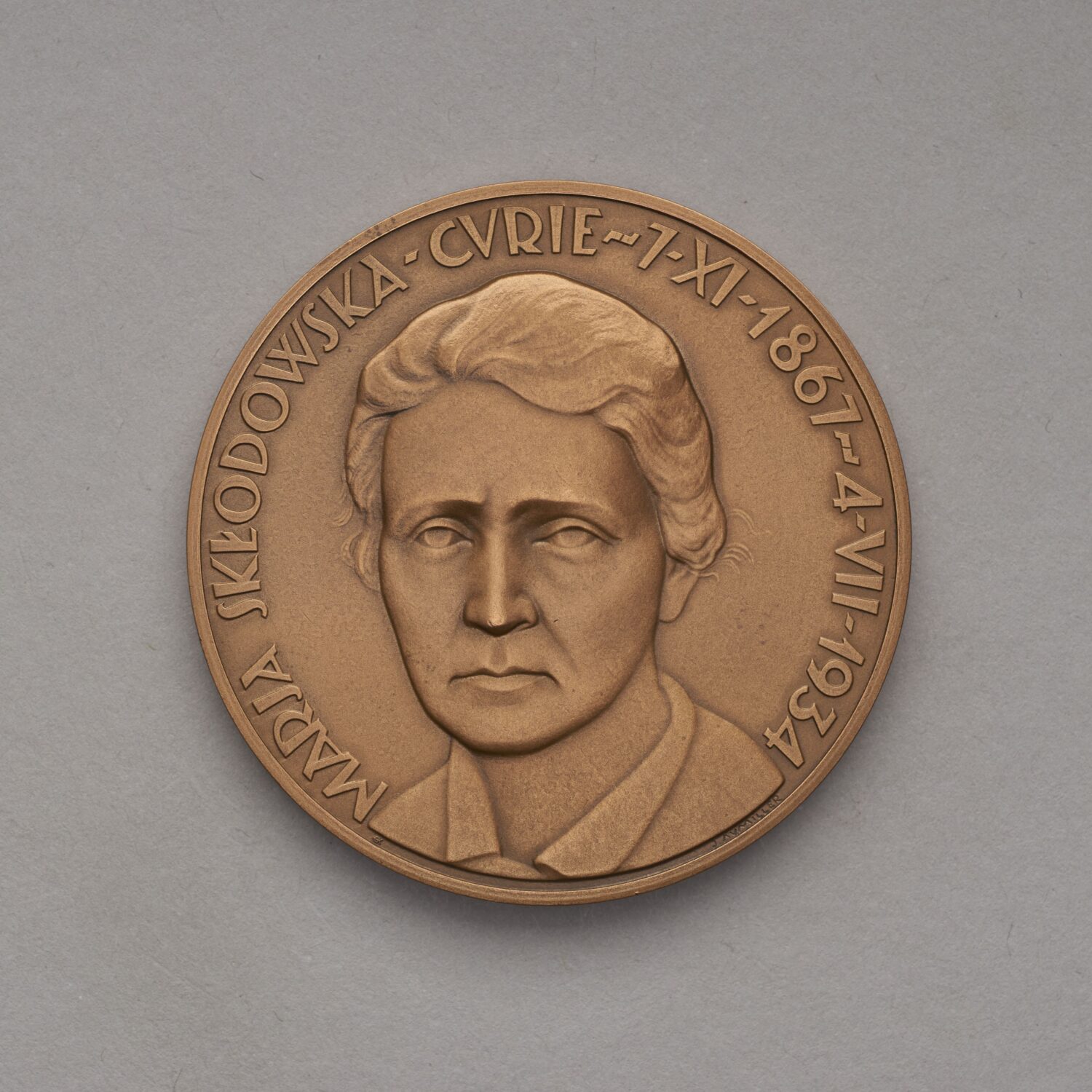 Maria Skłodowska-Curie. Medal pośmiertny, Aumiller Józef, 1934, fot. A. Czechowski, I. Oleś, zbiory Muzeum Warszawy