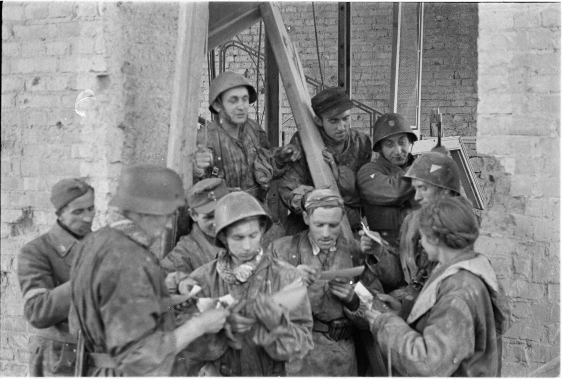 Sylwester „Kris” Braun, Grupa powstańców z batalionu Bończa Zgrupowania AK Róg podczas oglądania fotografii wykonanych przez Sylwestra Brauna, wrzesień 1944, Muzeum Warszawy
