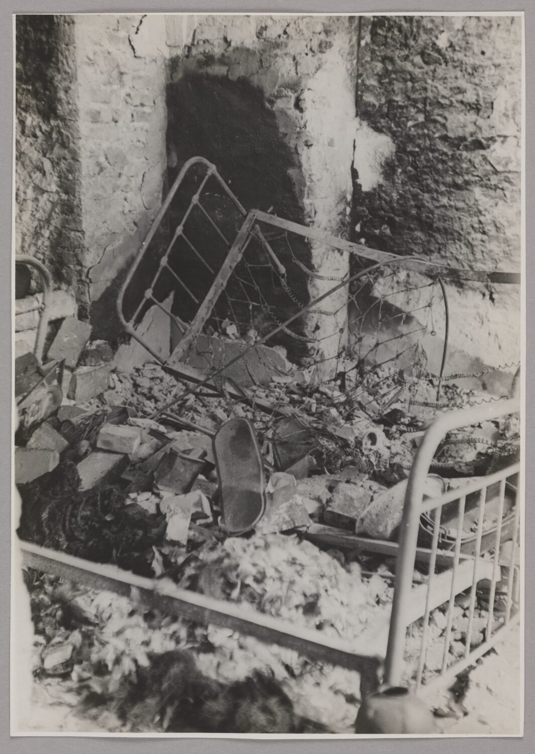 Ruiny szpitala powstańczego w podziemiach pałacu Raczyńskich przy ulicy Długiej 7, Leonard Sempoliński, marzec 1945, ze zbiorów Muzeum Warszawy