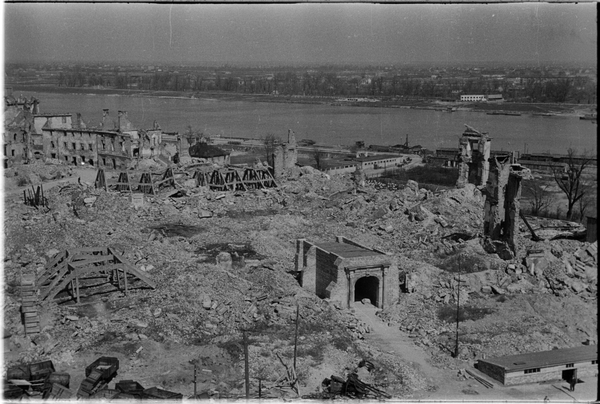 Widok z góry na ruiny Zamku Królewskiego, Alfred Funkiewicz, 17 kwietnia 1948, ze zbiorów Muzeum Warszawy