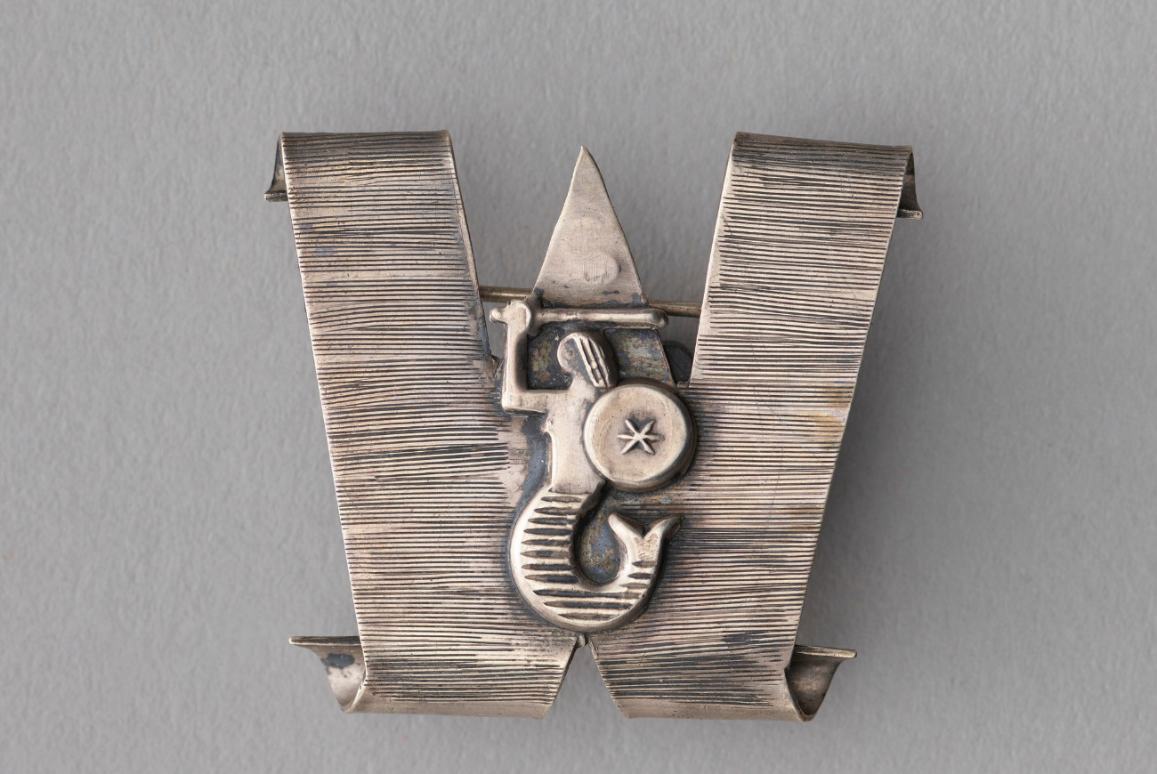 Randka z obiektem: broszka w kształcie litery W z Syreną wytwórni ORNO